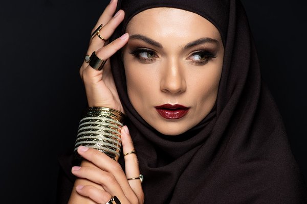Bijoux arabes à personnaliser : bague, bracelet, collier avec prénom arabe, les bijoux qui s’adaptent à votre tenue habituelle