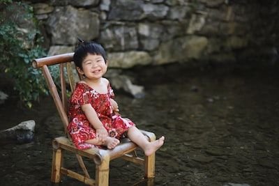 Faire assoir un bébé sur une chaise haute : que faut-il savoir ?